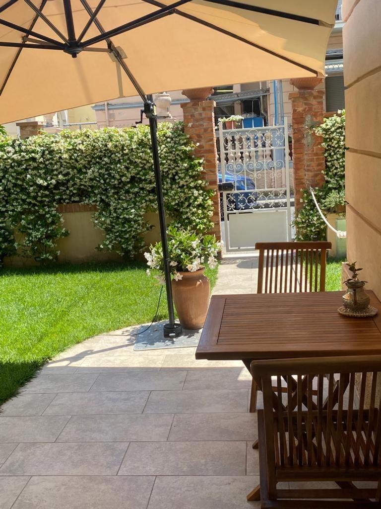 Monolocale Pura Vida Apartman Viareggio Kültér fotó